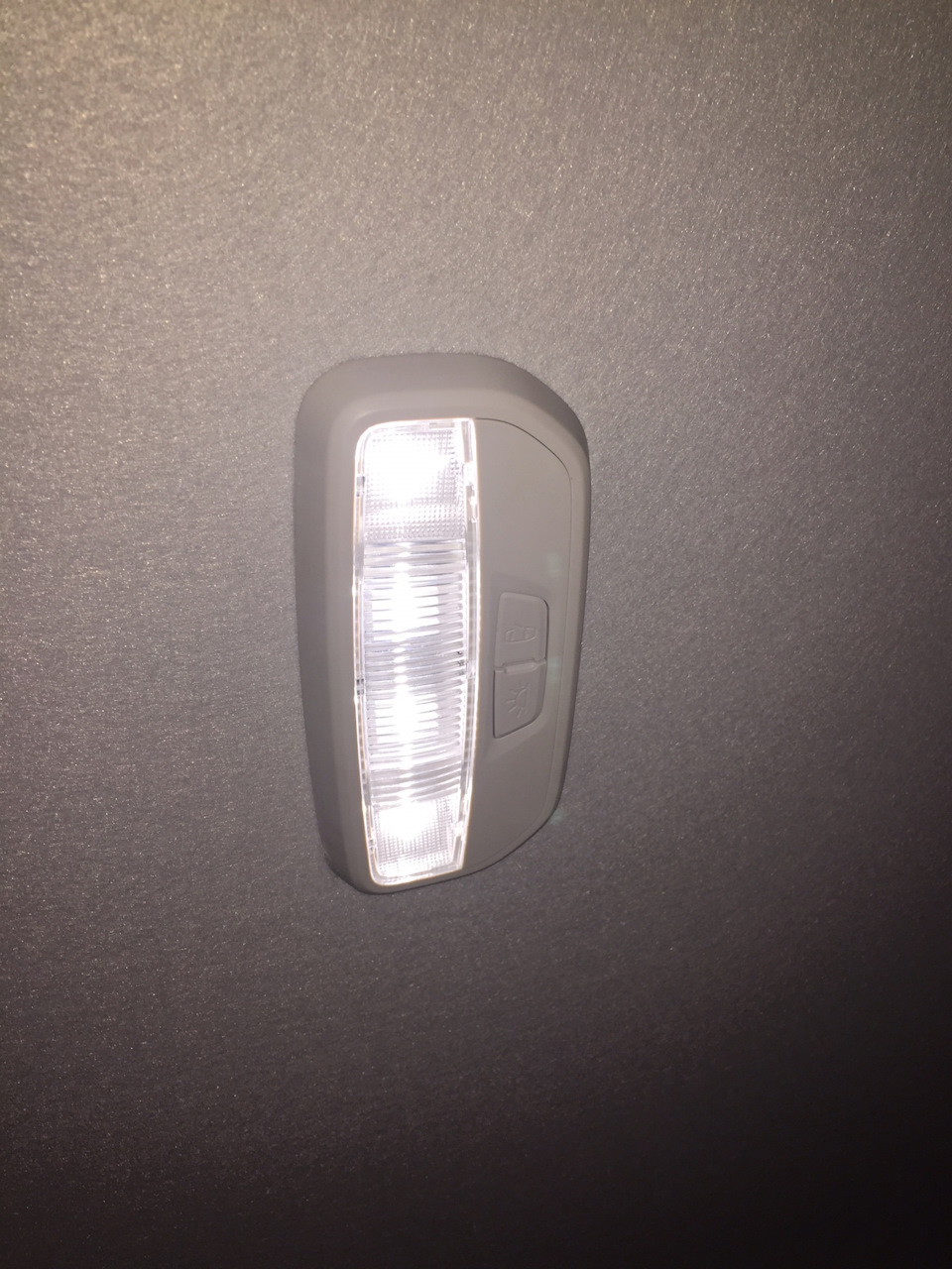 Плафон освещения салона задний Lada Vesta люкс