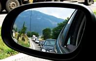 Зачем нужна вертикальная черта на зеркале заднего вида со стороны водителя? 